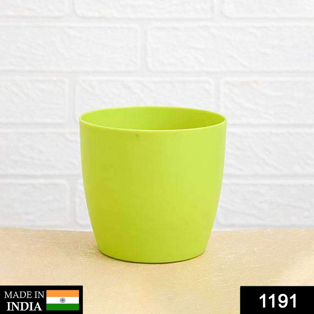 Plastic round flower pots for indoor/outdoor use